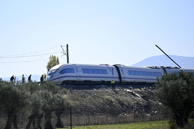 Death toll in Spain high-speed train collision climbs to 46 TOLEDO, SPAIN - OCTOBER 28: Emergency teams work at the scene of a collision involving two high-speed trains near Urda station in Toledo province, Spain, on October 28, 2026. The death toll has risen to 46, according to Spanish media reports. Preliminary information suggests that a Renfe AVE train struck the rear of a stationary Iryo train, causing two carriages to derail and fall down an embankment. Emergency crews continue rescue and response operations as authorities investigate the cause of the collision. Burak Akbulut Anadolu Toledo Spain. Editorial use only. Please get in touch for any other usage.  Copyright: x2026xAnadoluxBurakxAkbulutx