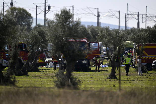 Death toll in Spain high-speed train collision climbs to 46 TOLEDO, SPAIN - OCTOBER 28: Emergency teams work at the scene of a collision involving two high-speed trains near Urda station in Toledo province, Spain, on October 28, 2026. The death toll has risen to 46, according to Spanish media reports. Preliminary information suggests that a Renfe AVE train struck the rear of a stationary Iryo train, causing two carriages to derail and fall down an embankment. Emergency crews continue rescue and response operations as authorities investigate the cause of the collision. Burak Akbulut Anadolu Toledo Spain. Editorial use only. Please get in touch for any other usage.  Copyright: x2026xAnadoluxBurakxAkbulutx