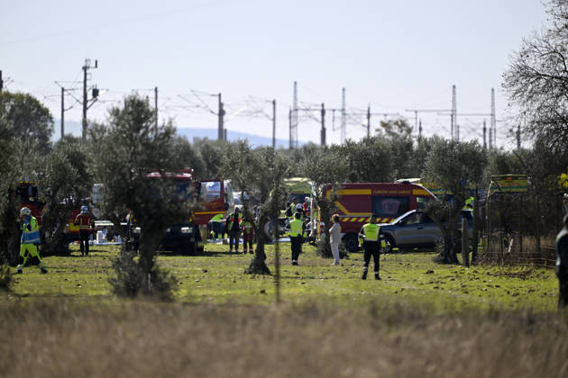 Death toll in Spain high-speed train collision climbs to 46 TOLEDO, SPAIN - OCTOBER 28: Emergency teams work at the scene of a collision involving two high-speed trains near Urda station in Toledo province, Spain, on October 28, 2026. The death toll has risen to 46, according to Spanish media reports. Preliminary information suggests that a Renfe AVE train struck the rear of a stationary Iryo train, causing two carriages to derail and fall down an embankment. Emergency crews continue rescue and response operations as authorities investigate the cause of the collision. Burak Akbulut Anadolu Toledo Spain. Editorial use only. Please get in touch for any other usage.  Copyright: x2026xAnadoluxBurakxAkbulutx