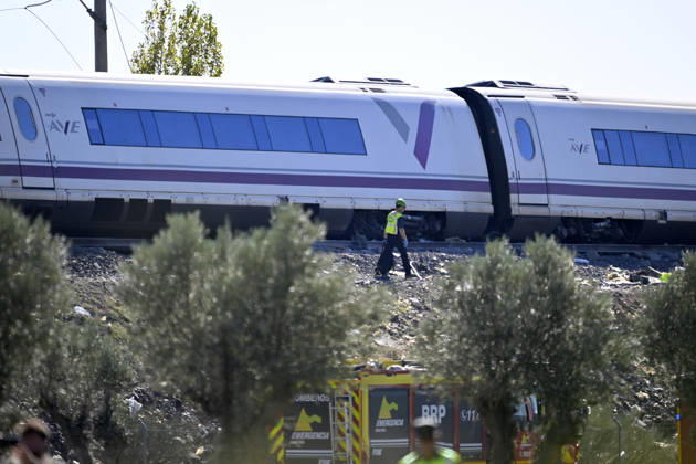 Death toll in Spain high-speed train collision climbs to 46 TOLEDO, SPAIN - OCTOBER 28: Emergency teams work at the scene of a collision involving two high-speed trains near Urda station in Toledo province, Spain, on October 28, 2026. The death toll has risen to 46, according to Spanish media reports. Preliminary information suggests that a Renfe AVE train struck the rear of a stationary Iryo train, causing two carriages to derail and fall down an embankment. Emergency crews continue rescue and response operations as authorities investigate the cause of the collision. Burak Akbulut Anadolu Toledo Spain. Editorial use only. Please get in touch for any other usage.  Copyright: x2026xAnadoluxBurakxAkbulutx