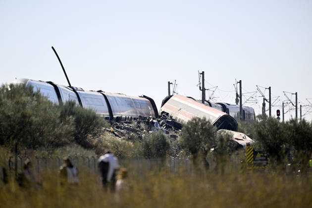 Death toll in Spain high-speed train collision climbs to 46 TOLEDO, SPAIN - OCTOBER 28: Emergency teams work at the scene of a collision involving two high-speed trains near Urda station in Toledo province, Spain, on October 28, 2026. The death toll has risen to 46, according to Spanish media reports. Preliminary information suggests that a Renfe AVE train struck the rear of a stationary Iryo train, causing two carriages to derail and fall down an embankment. Emergency crews continue rescue and response operations as authorities investigate the cause of the collision. Burak Akbulut Anadolu Toledo Spain. Editorial use only. Please get in touch for any other usage.  Copyright: x2026xAnadoluxBurakxAkbulutx