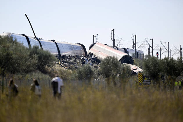 Death toll in Spain high-speed train collision climbs to 46 TOLEDO, SPAIN - OCTOBER 28: Emergency teams work at the scene of a collision involving two high-speed trains near Urda station in Toledo province, Spain, on October 28, 2026. The death toll has risen to 46, according to Spanish media reports. Preliminary information suggests that a Renfe AVE train struck the rear of a stationary Iryo train, causing two carriages to derail and fall down an embankment. Emergency crews continue rescue and response operations as authorities investigate the cause of the collision. Burak Akbulut Anadolu Toledo Spain. Editorial use only. Please get in touch for any other usage.  Copyright: x2026xAnadoluxBurakxAkbulutx