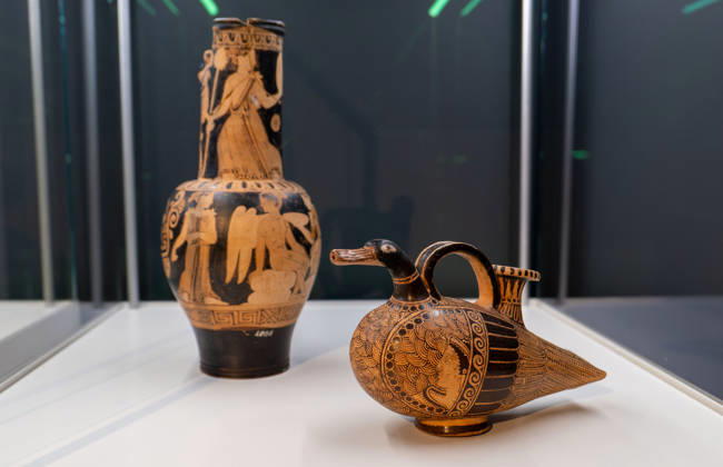 SMAC_Sonderausstellung_Etrusker 28.10.2026, Chemnitz, smac, Sonderausstellung 30.10.2026 29.03.2027 Mit der Ausstellung Die Etrusker. Götter, Gräber und Gelage zeigt das smac nach Pompeji und Herculaneum wieder ein Thema der Klassischen Antike. Doch dieses Mal und das macht es so reizvoll und spannend sind es nicht die allseits bekannten Römer, sondern mit den Etruskern eine Hochkultur, die bereits vor den Römern im italischen Raum Großes schuf. Die Etrusker wurden von den Römern Tusci und von den Griechen Tyrrhenoi genannt. Die Bezeichnungen leben bis heute als Toskana und Tyrrhenisches Meer weiter. Die Ausstellung illustriert mit hochkarätigen Leihgaben aus italienischen Museen die Geschichte, Handelsbeziehu