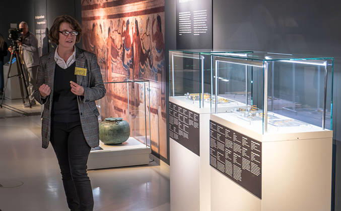 SMAC_Sonderausstellung_Etrusker 28.10.2026, Chemnitz, smac, Sonderausstellung 30.10.2026 29.03.2027 Mit der Ausstellung Die Etrusker. Götter, Gräber und Gelage zeigt das smac nach Pompeji und Herculaneum wieder ein Thema der Klassischen Antike. Doch dieses Mal und das macht es so reizvoll und spannend sind es nicht die allseits bekannten Römer, sondern mit den Etruskern eine Hochkultur, die bereits vor den Römern im italischen Raum Großes schuf. Die Etrusker wurden von den Römern Tusci und von den Griechen Tyrrhenoi genannt. Die Bezeichnungen leben bis heute als Toskana und Tyrrhenisches Meer weiter. Die Ausstellung illustriert mit hochkarätigen Leihgaben aus italienischen Museen die Geschichte, Handelsbeziehu