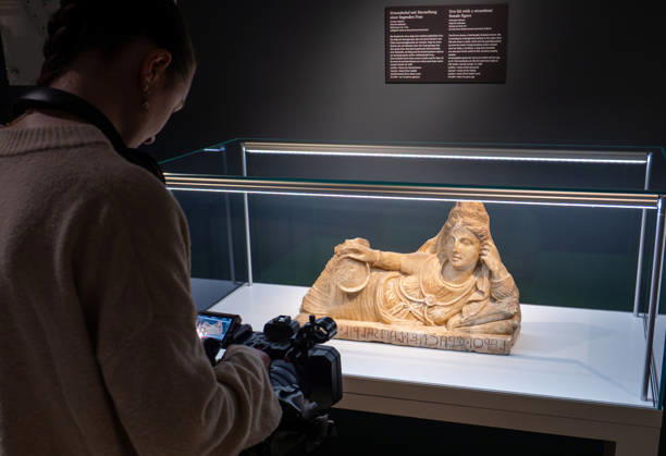 SMAC_Sonderausstellung_Etrusker 28.10.2026, Chemnitz, smac, Sonderausstellung 30.10.2026 29.03.2027 Mit der Ausstellung Die Etrusker. Götter, Gräber und Gelage zeigt das smac nach Pompeji und Herculaneum wieder ein Thema der Klassischen Antike. Doch dieses Mal und das macht es so reizvoll und spannend sind es nicht die allseits bekannten Römer, sondern mit den Etruskern eine Hochkultur, die bereits vor den Römern im italischen Raum Großes schuf. Die Etrusker wurden von den Römern Tusci und von den Griechen Tyrrhenoi genannt. Die Bezeichnungen leben bis heute als Toskana und Tyrrhenisches Meer weiter. Die Ausstellung illustriert mit hochkarätigen Leihgaben aus italienischen Museen die Geschichte, Handelsbeziehu