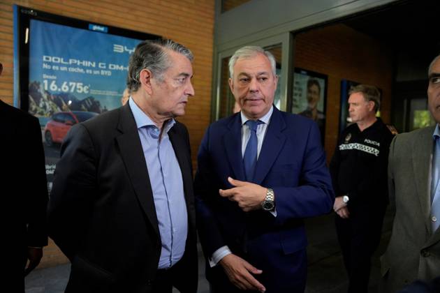 Madrid-Andalusia High-Speed Rail Service Suspended Due to the Urda Toledo Accident The First Vice President of the Regional Government and Minister of the Presidency, Health, and Emergencies, Antonio Sanz i, and the mayor of Seville, José Luis Sanz d, at Santa Justa Station following the train accident in Urda Toledo that forced the suspension of service on the Madrid-Andalusia high-speed line. October 28, 2026, in Seville, Andalusia, Spain. Initial reports of the train accident between Mora and Urda Toledo, which occurred shortly before 9:00 a.m. this Wednesday suggest that a Renfe AVE may have struck an Iryo train from behind, causing two cars of the Iryo train to derail. October 28, 2026, Joaquín, Seville, Andalusia, Spain. Seville, And  Copyright: xJoaquinxCorcherox 7874764