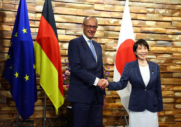 News Bilder des Tages German Chancellor Friedrich Merz meets Japanese Prime Minister Sanae Takaichi in Tokyo TOKYO, JAPAN - OCTOBER 28: (----EDITORIAL USE ONLY MANDATORY CREDIT - ISSEI KATO REUTERS POOL - NO MARKETING NO ADVERTISING CAMPAIGNS - DISTRIBUTED AS A SERVICE TO CLIENTS----) German Chancellor Friedrich Merz (L) and Japanese Prime Minister Sanae Takaichi (R) shake hands ahead of their meeting at the Japanese prime minister s official residence in Tokyo, Japan, on October 28, 2026. Reuters Issei Kato Pool Anadolu Tokyo Japan. Editorial use only. Please get in touch for any other usage.  Copyright: x2026xAnadoluxReuters IsseixKato Poolx