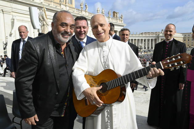Pope Leo XIV The General Audience - Vatican Pope Leo XIV plays guitar during the weekly general audience in Saint Peter’s square, Vatican on October 28, 2026. Photo by (EV) Simone Risoluti Vatican Media ABACAPRESS.COM  Copyright: xABACAx
