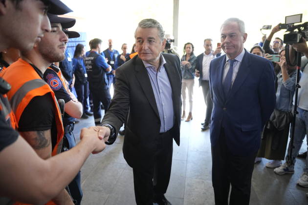 Madrid-Andalusia High-Speed Rail Service Suspended Due to the Urda Toledo Accident The First Vice President of the Regional Government and Minister of the Presidency, Health, and Emergencies, Antonio Sanz i, and the mayor of Seville, José Luis Sanz d, at Santa Justa Station following the train accident in Urda Toledo that forced the suspension of service on the Madrid-Andalusia high-speed line. October 28, 2026, in Seville, Andalusia, Spain. Initial indications regarding the train accident between Mora and Urda Toledo, which occurred shortly before 9:00 a.m. this Wednesday suggest that a Renfe AVE may have struck an Iryo train from behind, causing two cars of the Iryo train to derail. October 28, 2026, Joaquín, Seville, Andalusia, Spain. S  Copyright: xJoaquinxCorcherox 7874761