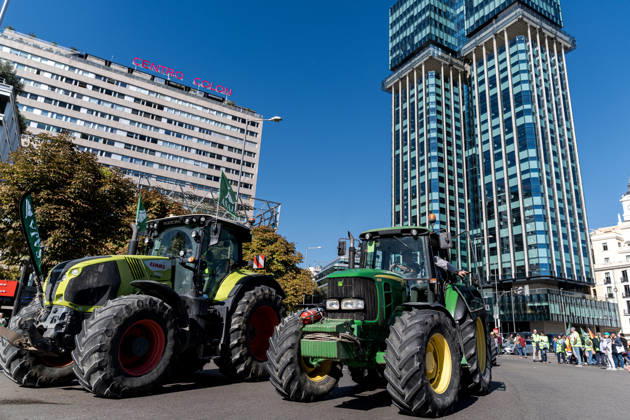 Spanish farmers take to Madrid s streets with tractors to demand better conditions for the agricultural sector. MADRID, SPAIN - OCTOBER 28: Tractors from across Spain fill the streets of Madrid as farmers and livestock breeders mobilize to demand fair prices, lower production costs, better working conditions, and stronger support for the agricultural sector in Madrid, Spain on October 28, 2026. Diego Radames Anadolu Madrid Spain. Editorial use only. Please get in touch for any other usage.  Copyright: x2026xAnadoluxDiegoxRadamesx