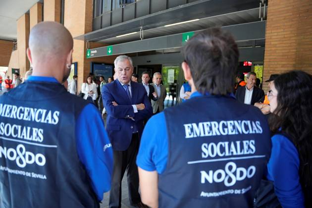 Madrid-Andalusia High-Speed Rail Line Suspended Due to the Urda Toledo Accident The mayor of Seville, José Luis Sanz at Santa Justa Station following the train accident in Urda Toledo that has forced the suspension of service on the Madrid-Andalusia high-speed line. October 28, 2026, in Seville, Andalusia, Spain. Initial reports of the train accident between Mora and Urda Toledo, which occurred shortly before 9:00 a.m. this Wednesday suggest that a Renfe AVE may have struck an Iryo train from behind, causing two cars of the Iryo train to derail. October 28, 2026, Joaquí, Seville, Andalusia, Spain Seville, Andalusia, Spain Spain  Copyright: xJoaquinxCorcherox 7874778