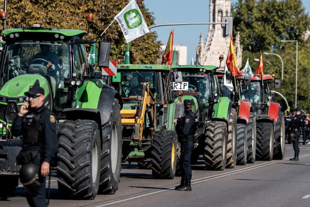 Spanish farmers take to Madrid s streets with tractors to demand better conditions for the agricultural sector. MADRID, SPAIN - OCTOBER 28: Tractors from across Spain fill the streets of Madrid as farmers and livestock breeders mobilize to demand fair prices, lower production costs, better working conditions, and stronger support for the agricultural sector in Madrid, Spain on October 28, 2026. Diego Radames Anadolu Madrid Spain. Editorial use only. Please get in touch for any other usage.  Copyright: x2026xAnadoluxDiegoxRadamesx