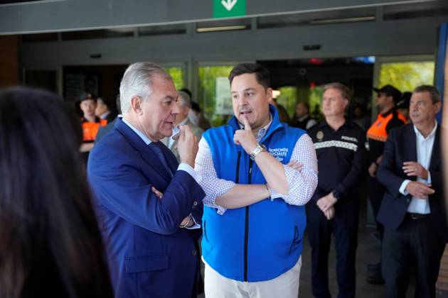 Madrid-Andalusia High-Speed Rail Line Suspended Due to the Urda Toledo Accident The mayor of Seville, José Luis Sanz at Santa Justa Station following the train accident in Urda Toledo that has forced the suspension of service on the Madrid-Andalusia high-speed line. October 28, 2026, in Seville, Andalusia, Spain. Initial reports of the train accident between Mora and Urda Toledo, which occurred shortly before 9:00 a.m. this Wednesday suggest that a Renfe AVE may have struck an Iryo train from behind, causing two cars of the Iryo train to derail. October 28, 2026, Joaquí, Seville, Andalusia, Spain Seville, Andalusia, Spain Spain  Copyright: xJoaquinxCorcherox 7874779