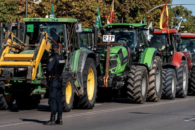 Spanish farmers take to Madrid s streets with tractors to demand better conditions for the agricultural sector. MADRID, SPAIN - OCTOBER 28: Tractors from across Spain fill the streets of Madrid as farmers and livestock breeders mobilize to demand fair prices, lower production costs, better working conditions, and stronger support for the agricultural sector in Madrid, Spain on October 28, 2026. Diego Radames Anadolu Madrid Spain. Editorial use only. Please get in touch for any other usage.  Copyright: x2026xAnadoluxDiegoxRadamesx