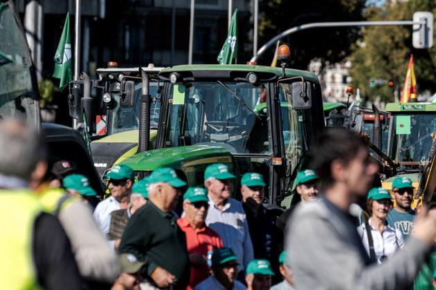 Spanish farmers take to Madrid s streets with tractors to demand better conditions for the agricultural sector. MADRID, SPAIN - OCTOBER 28: Tractors from across Spain fill the streets of Madrid as farmers and livestock breeders mobilize to demand fair prices, lower production costs, better working conditions, and stronger support for the agricultural sector in Madrid, Spain on October 28, 2026. Diego Radames Anadolu Madrid Spain. Editorial use only. Please get in touch for any other usage.  Copyright: x2026xAnadoluxDiegoxRadamesx