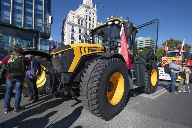 October 28, 2026, Madrid, Spain: Tractors leaving the capital after the tractor protest was called off following the rail accident, in Madrid, Spain..Around 500 tractors, accompanied by thousands of farmers and livestock breeders from across Spain, organised by Asaja, COAG and Union de Uniones, have taken to the streets of Madrid to demand urgent measures to ensure the profitability of farms and the future of the countryside. Madrid Spain  - ZUMAs197 20261028_aaa_s197_040 Copyright: xAtilanoxGarciax
