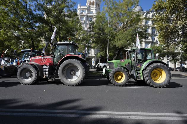 October 28, 2026, Madrid, Spain: Tractors leaving the capital after the tractor protest was called off following the rail accident, in Madrid, Spain..Around 500 tractors, accompanied by thousands of farmers and livestock breeders from across Spain, organised by Asaja, COAG and Union de Uniones, have taken to the streets of Madrid to demand urgent measures to ensure the profitability of farms and the future of the countryside. Madrid Spain  - ZUMAs197 20261028_aaa_s197_043 Copyright: xAtilanoxGarciax