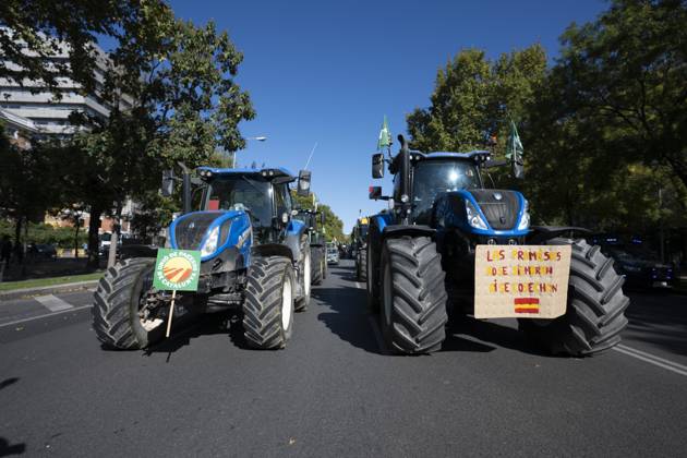 October 28, 2026, Madrid, Spain: Tractors leaving the capital after the tractor protest was called off following the rail accident, in Madrid, Spain..Around 500 tractors, accompanied by thousands of farmers and livestock breeders from across Spain, organised by Asaja, COAG and Union de Uniones, have taken to the streets of Madrid to demand urgent measures to ensure the profitability of farms and the future of the countryside. Madrid Spain  - ZUMAs197 20261028_aaa_s197_045 Copyright: xAtilanoxGarciax