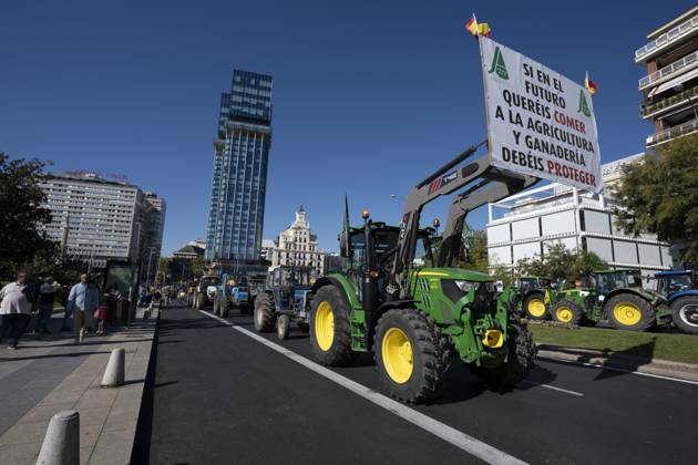 October 28, 2026, Madrid, Spain: Tractors leaving the capital after the tractor protest was called off following the rail accident, in Madrid, Spain..Around 500 tractors, accompanied by thousands of farmers and livestock breeders from across Spain, organised by Asaja, COAG and Union de Uniones, have taken to the streets of Madrid to demand urgent measures to ensure the profitability of farms and the future of the countryside. Madrid Spain  - ZUMAs197 20261028_aaa_s197_046 Copyright: xAtilanoxGarciax