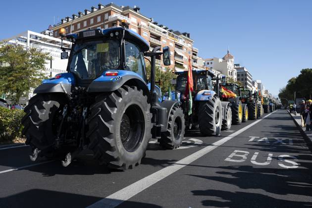 October 28, 2026, Madrid, Spain: Tractors leaving the capital after the tractor protest was called off following the rail accident, in Madrid, Spain..Around 500 tractors, accompanied by thousands of farmers and livestock breeders from across Spain, organised by Asaja, COAG and Union de Uniones, have taken to the streets of Madrid to demand urgent measures to ensure the profitability of farms and the future of the countryside. Madrid Spain  - ZUMAs197 20261028_aaa_s197_049 Copyright: xAtilanoxGarciax