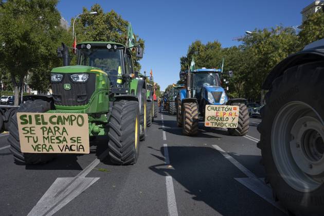 October 28, 2026, Madrid, Spain: Tractors leaving the capital after the tractor protest was called off following the rail accident, in Madrid, Spain..Around 500 tractors, accompanied by thousands of farmers and livestock breeders from across Spain, organised by Asaja, COAG and Union de Uniones, have taken to the streets of Madrid to demand urgent measures to ensure the profitability of farms and the future of the countryside. Madrid Spain  - ZUMAs197 20261028_aaa_s197_050 Copyright: xAtilanoxGarciax