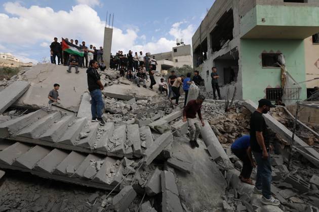 October 28, 2026, Nablus, Palestine, State of: NABLUS, PALESTINE - OCTOBER 28, 2026: Palestinians inspect the aftermath of the destruction at the home of prisoner Ibrahim Daoud, following its demolition in Beita village , south of Nablus in the West Bank, on Oct 28,2026. Nablus Palestine, State of - ZUMAq101 20261028_zna_q101_043 Copyright: xNedalxShtiehx