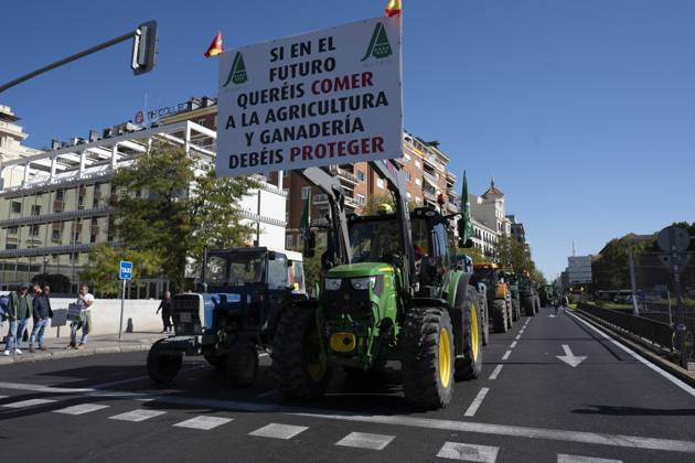 October 28, 2026, Madrid, Spain: Tractors leaving the capital after the tractor protest was called off following the rail accident, in Madrid, Spain..Around 500 tractors, accompanied by thousands of farmers and livestock breeders from across Spain, organised by Asaja, COAG and Union de Uniones, have taken to the streets of Madrid to demand urgent measures to ensure the profitability of farms and the future of the countryside. Madrid Spain  - ZUMAs197 20261028_aaa_s197_051 Copyright: xAtilanoxGarciax
