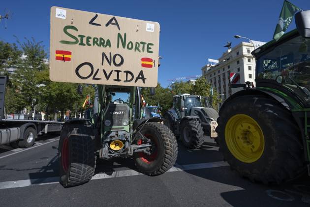 October 28, 2026, Madrid, Spain: Tractors leaving the capital after the tractor protest was called off following the rail accident, in Madrid, Spain..Around 500 tractors, accompanied by thousands of farmers and livestock breeders from across Spain, organised by Asaja, COAG and Union de Uniones, have taken to the streets of Madrid to demand urgent measures to ensure the profitability of farms and the future of the countryside. Madrid Spain  - ZUMAs197 20261028_aaa_s197_054 Copyright: xAtilanoxGarciax