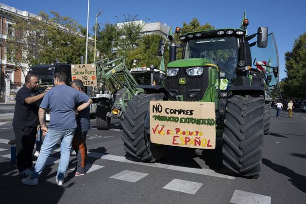 October 28, 2026, Madrid, Spain: Tractors leaving the capital after the tractor protest was called off following the rail accident, in Madrid, Spain..Around 500 tractors, accompanied by thousands of farmers and livestock breeders from across Spain, organised by Asaja, COAG and Union de Uniones, have taken to the streets of Madrid to demand urgent measures to ensure the profitability of farms and the future of the countryside. Madrid Spain  - ZUMAs197 20261028_aaa_s197_055 Copyright: xAtilanoxGarciax