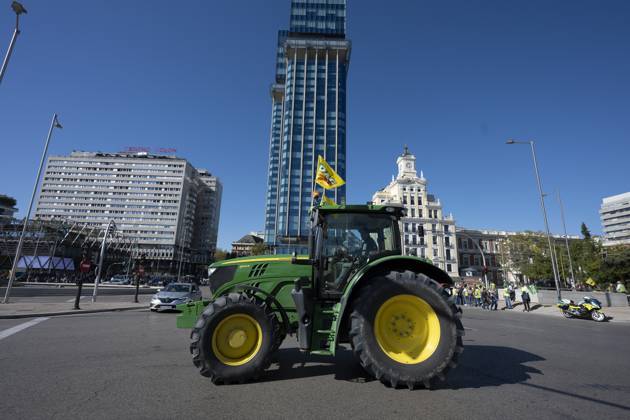October 28, 2026, Madrid, Spain: Tractors leaving the capital after the tractor protest was called off following the rail accident, in Madrid, Spain..Around 500 tractors, accompanied by thousands of farmers and livestock breeders from across Spain, organised by Asaja, COAG and Union de Uniones, have taken to the streets of Madrid to demand urgent measures to ensure the profitability of farms and the future of the countryside. Madrid Spain  - ZUMAs197 20261028_aaa_s197_056 Copyright: xAtilanoxGarciax