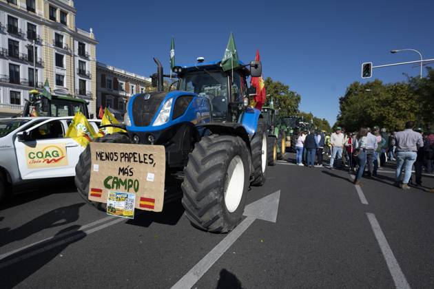 October 28, 2026, Madrid, Spain: Tractors leaving the capital after the tractor protest was called off following the rail accident, in Madrid, Spain..Around 500 tractors, accompanied by thousands of farmers and livestock breeders from across Spain, organised by Asaja, COAG and Union de Uniones, have taken to the streets of Madrid to demand urgent measures to ensure the profitability of farms and the future of the countryside. Madrid Spain  - ZUMAs197 20261028_aaa_s197_057 Copyright: xAtilanoxGarciax
