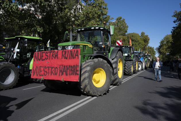October 28, 2026, Madrid, Spain: Tractors leaving the capital after the tractor protest was called off following the rail accident, in Madrid, Spain..Around 500 tractors, accompanied by thousands of farmers and livestock breeders from across Spain, organised by Asaja, COAG and Union de Uniones, have taken to the streets of Madrid to demand urgent measures to ensure the profitability of farms and the future of the countryside. Madrid Spain  - ZUMAs197 20261028_aaa_s197_058 Copyright: xAtilanoxGarciax