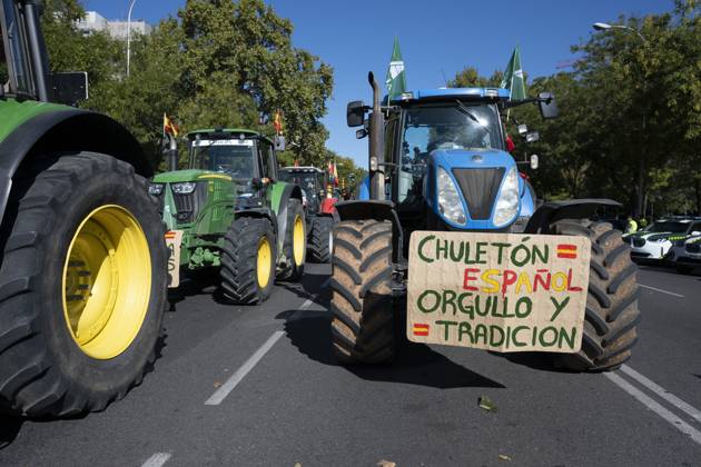 October 28, 2026, Madrid, Spain: Tractors leaving the capital after the tractor protest was called off following the rail accident, in Madrid, Spain..Around 500 tractors, accompanied by thousands of farmers and livestock breeders from across Spain, organised by Asaja, COAG and Union de Uniones, have taken to the streets of Madrid to demand urgent measures to ensure the profitability of farms and the future of the countryside. Madrid Spain  - ZUMAs197 20261028_aaa_s197_059 Copyright: xAtilanoxGarciax