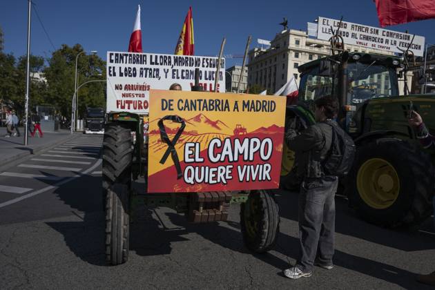 October 28, 2026, Madrid, Spain: Tractors leaving the capital after the tractor protest was called off following the rail accident, in Madrid, Spain..Around 500 tractors, accompanied by thousands of farmers and livestock breeders from across Spain, organised by Asaja, COAG and Union de Uniones, have taken to the streets of Madrid to demand urgent measures to ensure the profitability of farms and the future of the countryside. Madrid Spain  - ZUMAs197 20261028_aaa_s197_060 Copyright: xAtilanoxGarciax
