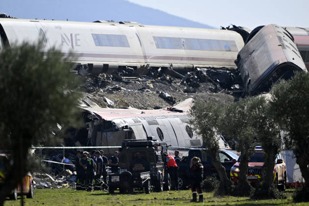 Death toll in Spain high-speed train collision climbs to 46 TOLEDO, SPAIN - OCTOBER 28: Emergency teams work at the scene of a collision involving two high-speed trains near Urda station in Toledo province, Spain, on October 28, 2026. The death toll has risen to 46, according to Spanish media reports. Preliminary information suggests that a Renfe AVE train struck the rear of a stationary Iryo train, causing two carriages to derail and fall down an embankment. Emergency crews continue rescue and response operations as authorities investigate the cause of the collision. Burak Akbulut Anadolu Toledo Spain. Editorial use only. Please get in touch for any other usage.  Copyright: x2026xAnadoluxBurakxAkbulutx