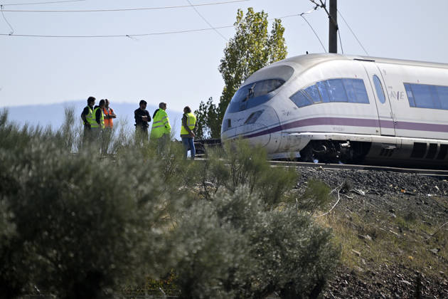 Death toll in Spain high-speed train collision climbs to 46 TOLEDO, SPAIN - OCTOBER 28: Emergency teams work at the scene of a collision involving two high-speed trains near Urda station in Toledo province, Spain, on October 28, 2026. The death toll has risen to 46, according to Spanish media reports. Preliminary information suggests that a Renfe AVE train struck the rear of a stationary Iryo train, causing two carriages to derail and fall down an embankment. Emergency crews continue rescue and response operations as authorities investigate the cause of the collision. Burak Akbulut Anadolu Toledo Spain. Editorial use only. Please get in touch for any other usage.  Copyright: x2026xAnadoluxBurakxAkbulutx