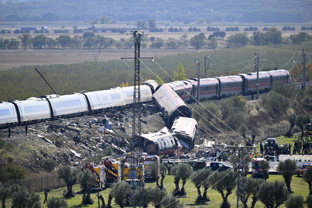 Death toll in Spain high-speed train collision climbs to 46 TOLEDO, SPAIN - OCTOBER 28: Emergency teams work at the scene of a collision involving two high-speed trains near Urda station in Toledo province, Spain, on October 28, 2026. The death toll has risen to 46, according to Spanish media reports. Preliminary information suggests that a Renfe AVE train struck the rear of a stationary Iryo train, causing two carriages to derail and fall down an embankment. Emergency crews continue rescue and response operations as authorities investigate the cause of the collision. Burak Akbulut Anadolu Toledo Spain. Editorial use only. Please get in touch for any other usage.  Copyright: x2026xAnadoluxBurakxAkbulutx