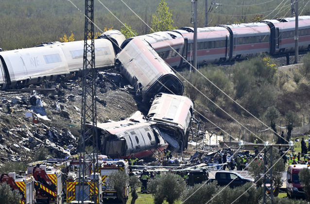 Death toll in Spain high-speed train collision climbs to 46 TOLEDO, SPAIN - OCTOBER 28: Emergency teams work at the scene of a collision involving two high-speed trains near Urda station in Toledo province, Spain, on October 28, 2026. The death toll has risen to 46, according to Spanish media reports. Preliminary information suggests that a Renfe AVE train struck the rear of a stationary Iryo train, causing two carriages to derail and fall down an embankment. Emergency crews continue rescue and response operations as authorities investigate the cause of the collision. Burak Akbulut Anadolu Toledo Spain. Editorial use only. Please get in touch for any other usage.  Copyright: x2026xAnadoluxBurakxAkbulutx