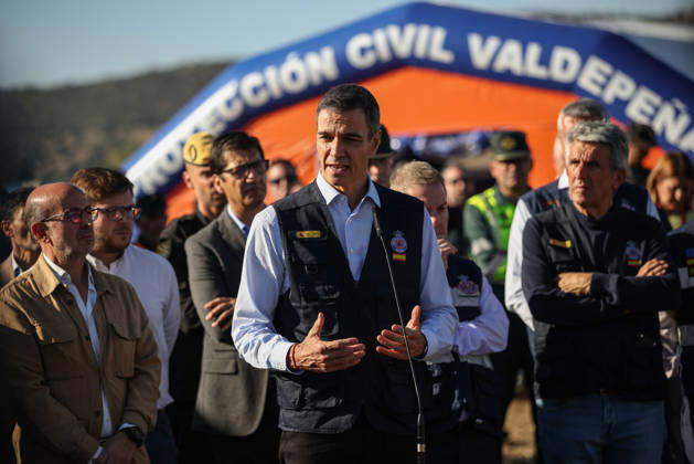 News Bilder des Tages Sánchez Travels to the Forward Command Post Set Up Following the Train Accident in Urda, Toledo Prime Minister Pedro Sánchez addresses the media from the Forward Command Post on October 28, 2026, in Urda, Toledo, Castile-La Mancha, Spain. Sánchez travels to the site of the collision between a Renfe AVE and an Iryo train to support the work of emergency response teams and express his solidarity with those affected and their families, as well as to meet with the emergency response teams. OCTOBER 28, 2026 Alejandro Martínez Vé Urda, Toledo, Castile-La Mancha Urda, Toledo, Castile-La Mancha, Spain  Copyright: xAlejandroxMartinezxVÃ lezx 7874837