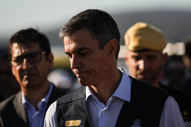 Sánchez Travels to the Forward Command Post Set Up Following the Train Accident in Urda, Toledo Prime Minister Pedro Sánchez addresses the media from the Forward Command Post on October 28, 2026, in Urda, Toledo, Castilla-La Mancha, Spain. Sánchez travels to the site of the collision between a Renfe AVE and an Iryo train to support the work of emergency response teams and express his solidarity with those affected and their families, as well as to meet with the emergency response teams. OCTOBER 28, 2026 Alejandro Martínez Vé Urda, Toledo, Castile-La Mancha Urda, Toledo, Castile-La Mancha, Spain  Copyright: xAlejandroxMartinezxVÃ lezx 7874838
