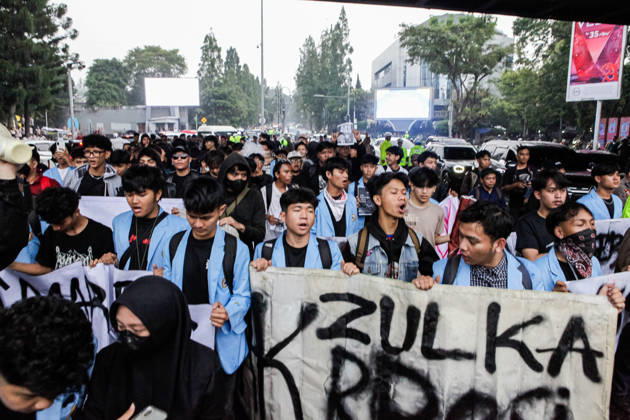 October 28, 2026, Bandung, West Java, Indonesia: Students stage a protest to commemorate the 98th Youth Pledge Day in front of the West Java Regional House of Representatives (DPRD) building in Bandung, West Java, Indonesia. During the demonstration, protesters called for forest and land fires to be declared a national disaster, demanded transparency in the budget allocation for the Free Nutritious Meals (MBG) program, and urged the government to address social welfare issues. Bandung Indonesia - ZUMAa305 20261028_zip_a305_001 Copyright: xArdixSeptianx