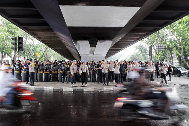 October 28, 2026, Bandung, West Java, Indonesia: Police officers were on duty as they maintained order during a demonstration held to commemorate the 98th Youth Pledge Day in front of the West Java Regional Representative Council building in Bandung, West Java, Indonesia. During the demonstration, protesters called for forest and land fires to be declared a national disaster, demanded transparency in the budget allocation for the Free Nutritious Meals (MBG) program, and urged the government to address social welfare issues. Bandung Indonesia - ZUMAa305 20261028_zip_a305_005 Copyright: xArdixSeptianx