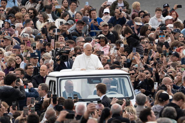 Pope Leo XIV Holds Wednesday General Audience at St. Peter s Square Pope Leo XIV VATICAN CITY - October 28, 2026 Pope Leo XIV addresses the faithful gathered in St. Peter s Square during the weekly Wednesday General Audience at the Vatican. Thousands of pilgrims from around the world attended the event to receive the Pontiff’s blessing and catechesis. Photo by Andrea Bracaglia ABACAPRESS.COM Vatican City Vatican City  Copyright: xBracagliaxAndrea ABACAx