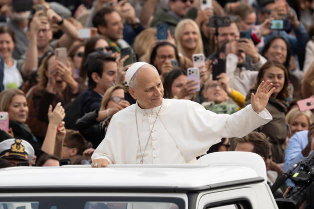 Pope Leo XIV Holds Wednesday General Audience at St. Peter s Square Pope Leo XIV VATICAN CITY - October 28, 2026 Pope Leo XIV addresses the faithful gathered in St. Peter s Square during the weekly Wednesday General Audience at the Vatican. Thousands of pilgrims from around the world attended the event to receive the Pontiff’s blessing and catechesis. Photo by Andrea Bracaglia ABACAPRESS.COM Vatican City Vatican City  Copyright: xBracagliaxAndrea ABACAx