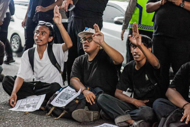 October 28, 2026, Bandung, West Java, Indonesia: Students stage a protest to commemorate the 98th Youth Pledge Day in front of the West Java Regional House of Representatives (DPRD) building in Bandung, West Java, Indonesia. During the demonstration, protesters called for forest and land fires to be declared a national disaster, demanded transparency in the budget allocation for the Free Nutritious Meals (MBG) program, and urged the government to address social welfare issues. Bandung Indonesia - ZUMAa305 20261028_zip_a305_009 Copyright: xArdixSeptianx