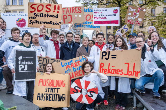 Faires PJ, Motto der Kundgebung mit Medizinstudierenden am Maxmonument, PJ bedeutet Praktisches Jahr, die Studierenden demonstrieren für bessere Arbeits- und Ausbildungsbedingungen im Praktischen Jahr, München, 28. Oktober 2026 Deutschland, München, 28. Oktober 2026, Kundgebung unter dem Motto: Faires PJ, PJ bedeutet Praktisches Jahr, das letzte Jahr des Medizinstudiums, die Studierenden demonstrieren für bessere Arbeits- und Ausbildungsbedingungen und eine angemessene Aufwandsentschädigung im Praktischen Jahr, Kundgebung von Medizin-Studierenden am Maxmonument ab 14:30 Uhr, unterstützt wird die Aktion von den beiden Politikern Katha Schulze, Fraktionsvorsitzende der GRÜNEN im Bayerischen Landtag (Mitte, stehend) und Dr. Stephan Oet