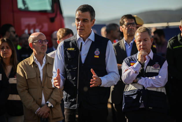Sánchez Travels to the Forward Command Post Set Up Following the Train Accident in Urda, Toledo Prime Minister Pedro Sánchez addresses the media from the Forward Command Post on October 28, 2026, in Urda, Toledo, Castilla-La Mancha, Spain. Sánchez travels to the site of the collision between a Renfe AVE and an Iryo train to support the work of emergency response teams and express his solidarity with those affected and their families, as well as to meet with the emergency response teams. OCTOBER 28, 2026 Alejandro Martínez Vé Urda, Toledo, Castile-La Mancha Urda, Toledo, Castile-La Mancha, Spain  Copyright: xAlejandroxMartinezxVÃ lezx 7874878