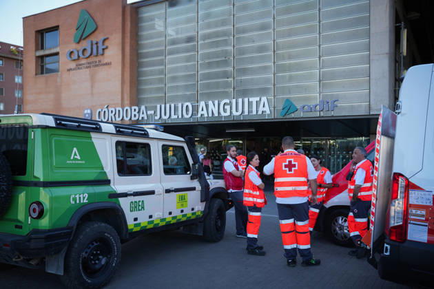 Madrid-Andalusia High-Speed Rail Service Suspended Due to the Urda Toledo Accident Red Cross members arrive at the Julio Anguita station in Córdoba following the train accident in Urda Toledo, which has forced the suspension of service on the Madrid-Andalusia high-speed rail line. October 28, 2026, in Córdoba, Andalusia, Spain Initial reports of the train accident between Mora and Urda Toledo, which occurred shortly before 9:00 a.m. this Wednesday, suggest that a Renfe AVE may have struck an Iryo train from behind, causing two cars of the Iryo train to derail. October 28, 2026 María José Ló Córdoba, Andalusia, Spain Córdoba, Andalusia, Spain Spain  Copyright: xMariaxJosÃ xLopezx 7874884