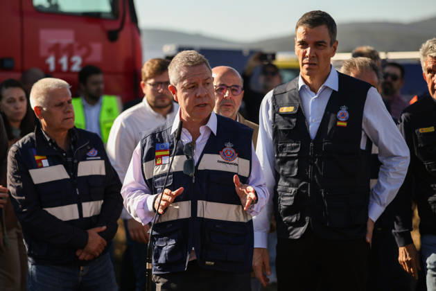 Sánchez visits the Forward Command Post set up following the train accident in Urda, Toledo. The president of Castilla-La Mancha, Emiliano García Page, speaks to the media alongside Prime Minister Pedro Sánchez from the Forward Command Post, on October 28, 2026, in Urda, Toledo, Castilla-La Mancha, Spain. Sánchez travels to the site of the collision between a Renfe AVE and an Iryo train to support the work of emergency response teams and express his solidarity with those affected and their families, as well as to meet with the emergency response teams. OCTOBER 28, 2026 Alejandro Martínez Vé Urda, Toledo, Castilla-La Mancha Urda, Toledo, Castilla-La Mancha, Spain  Copyright: xAlejandroxMartinezxVÃ lezx 7874889
