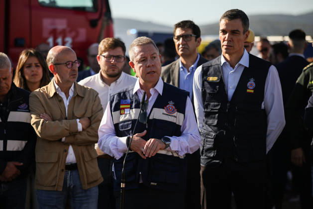 Sánchez visits the Forward Command Post set up following the train accident in Urda, Toledo. The president of Castilla-La Mancha, Emiliano García Page, speaks to the media alongside Prime Minister Pedro Sánchez from the Forward Command Post, on October 28, 2026, in Urda, Toledo, Castilla-La Mancha, Spain. Sánchez travels to the site of the collision between a Renfe AVE and an Iryo train to support the work of emergency response teams and express his solidarity with those affected and their families, as well as to meet with the emergency response teams. OCTOBER 28, 2026 Alejandro Martínez Vé Urda, Toledo, Castile-La Mancha Urda, Toledo, Castile-La Mancha, Spain  Copyright: xAlejandroxMartinezxVÃ lezx 7874880